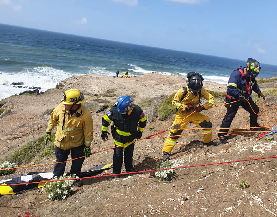 PERRO CAE DE ACANTILADO Y ACTIVAN INTENSO OPERATIVO DE RESCATE