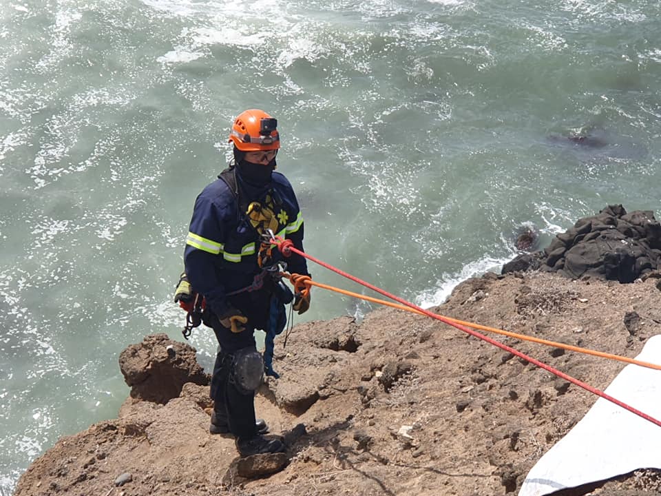PERRO CAE DE ACANTILADO Y ACTIVAN INTENSO OPERATIVO DE RESCATE