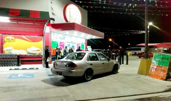 BALEAN A VELADOR A BORDO DE SU AUTO