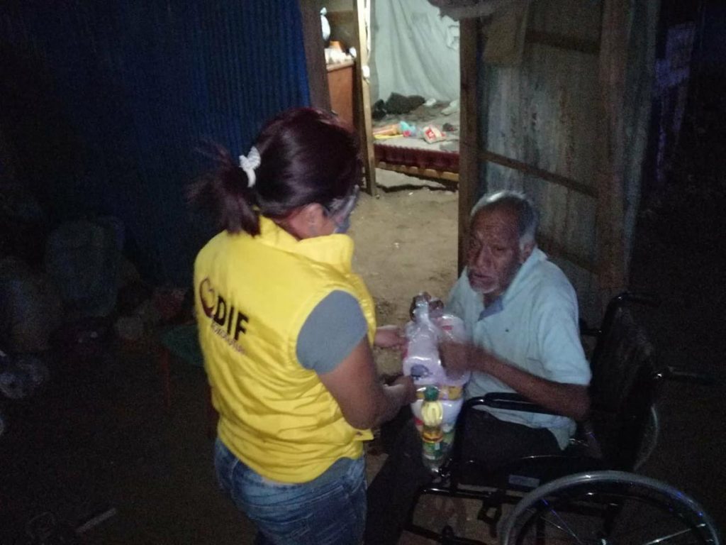 VIDEO: NIñOS VIVEN CON SU ABUELITO Y LO LLEVAN A VACUNAR EN CARRIOLA VIDEO: NIñOS VIVEN CON SU ABUELITO Y LO LLEVAN A VACUNAR EN CARRIOLA