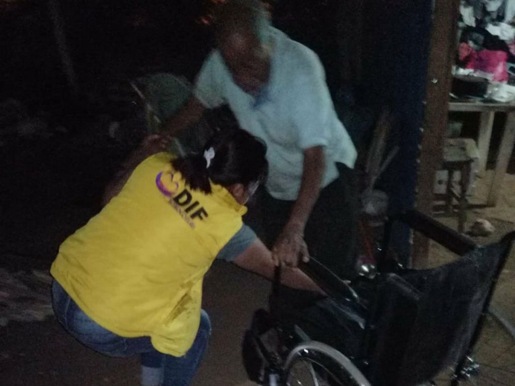 VIDEO: NIñOS VIVEN CON SU ABUELITO Y LO LLEVAN A VACUNAR EN CARRIOLA VIDEO: NIñOS VIVEN CON SU ABUELITO Y LO LLEVAN A VACUNAR EN CARRIOLA
