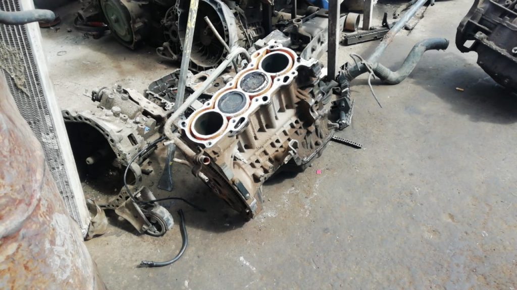 DETECTAN AUTOS ROBADOS EN DESMANTELADORA