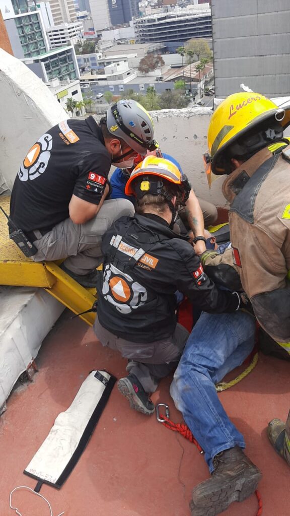 COLAPSA ANDAMIO Y TRABAJADOR QUEDA 'COLGADO' A 30 METROS