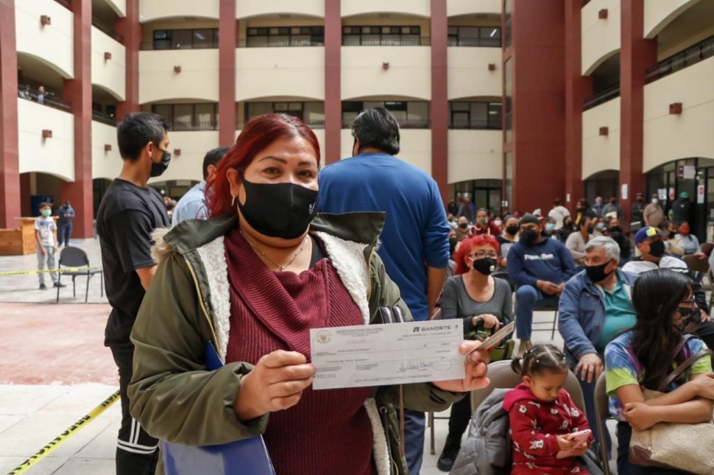 ARACELI BROWN ENTREGA APOYOS PARA PEQUEñOS EMPRENDEDORES