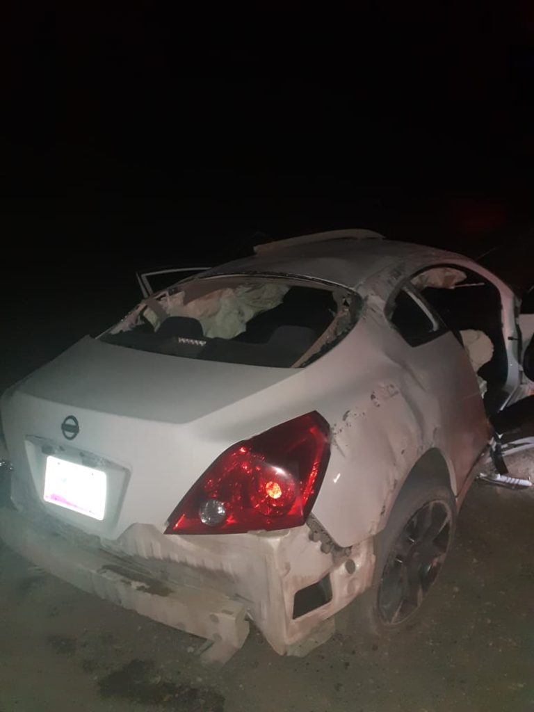 VUELCA SU AUTO Y SE FUGA; DEJA DOS LESIONADAS