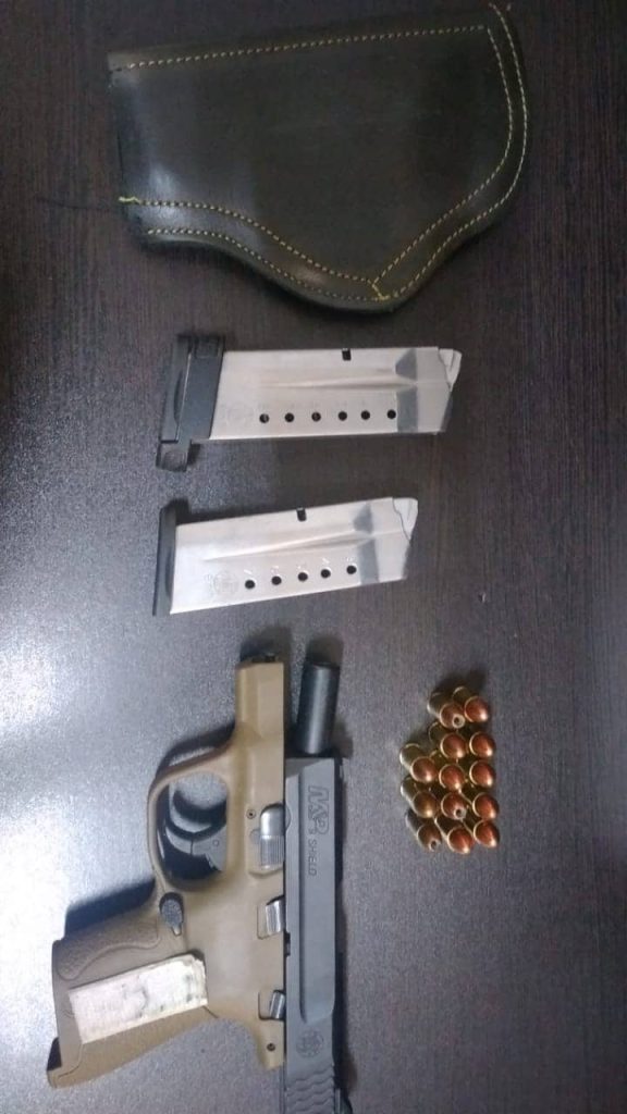 LOS DETIENEN POR EXCESO DE VELOCIDAD Y LES ENCUENTRAN ARMA