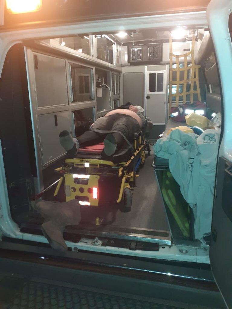 VUELCA SU AUTO Y SE FUGA; DEJA DOS LESIONADAS