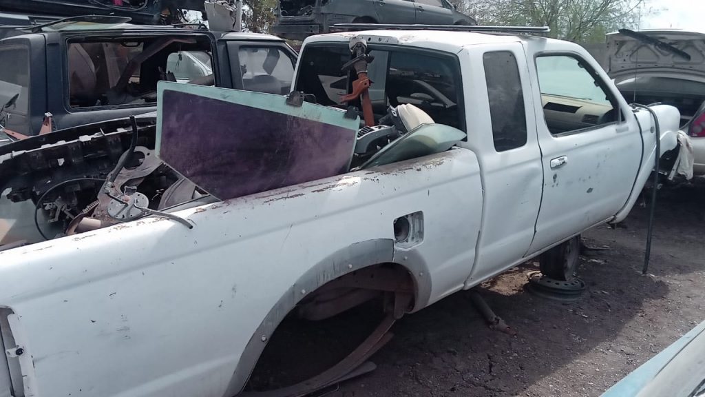 DETECTAN AUTOS ROBADOS EN DESMANTELADORA