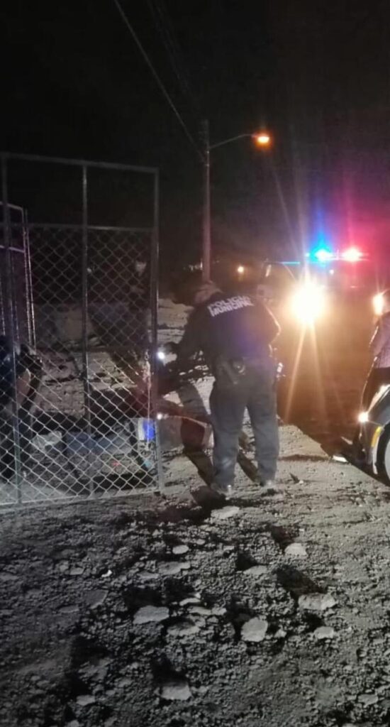CINCO 'ENCAPUCHADOS' MATAN A HOMBRE FRENTE A SU ESPOSA