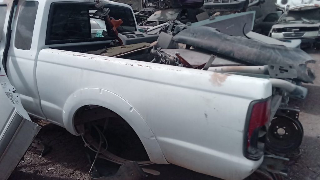 DETECTAN AUTOS ROBADOS EN DESMANTELADORA