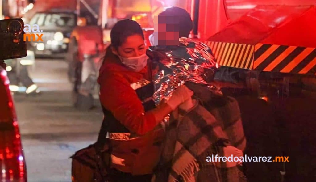 RESCATAN A ADULTOS Y DOS MENORES DE INCENDIO