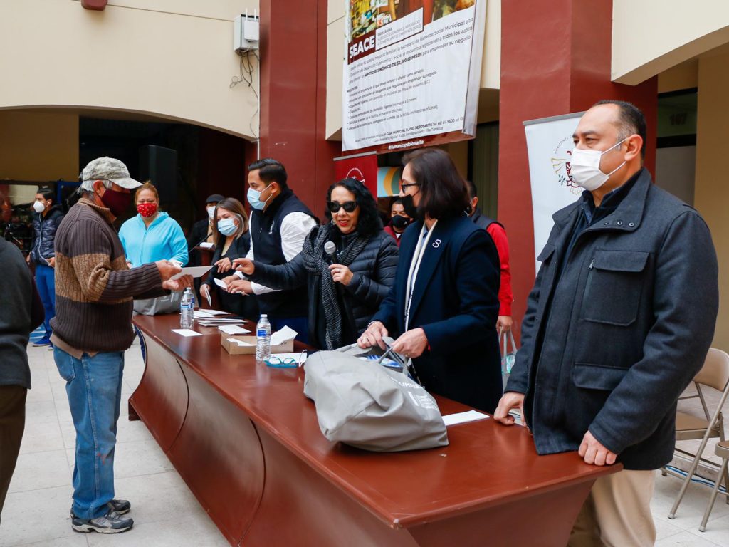 BROWN FIGUEREDO Y BIENESTAR ENTREGAN APOYOS A PERSONAS VULNERABLES