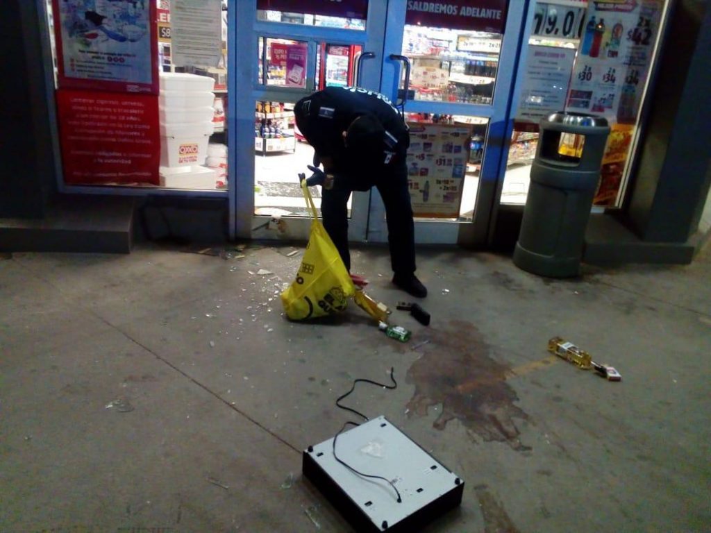 ROBA BEBIDAS, CIGARROS Y DINERO EN OXXO CON 'AK-47'