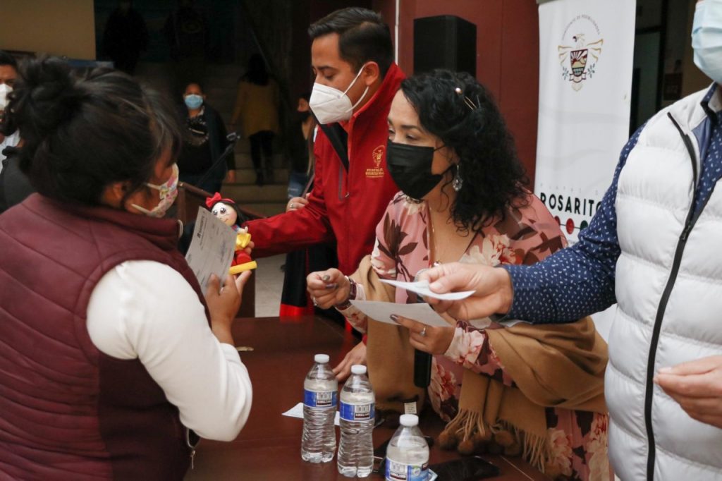 ARACELI BROWN ENTREGA APOYOS PARA PEQUEñOS EMPRENDEDORES