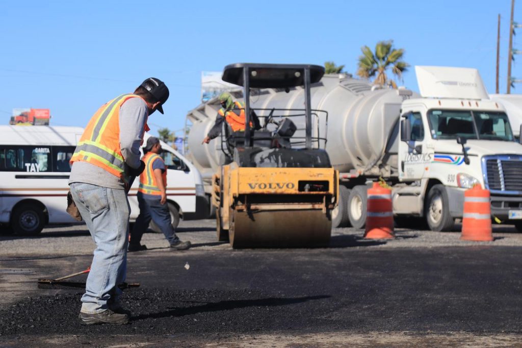 KARLA RUIZ SUPERVISA OBRAS DE BACHEO CERCANAS AL BULEVAR BELLAS ARTES
