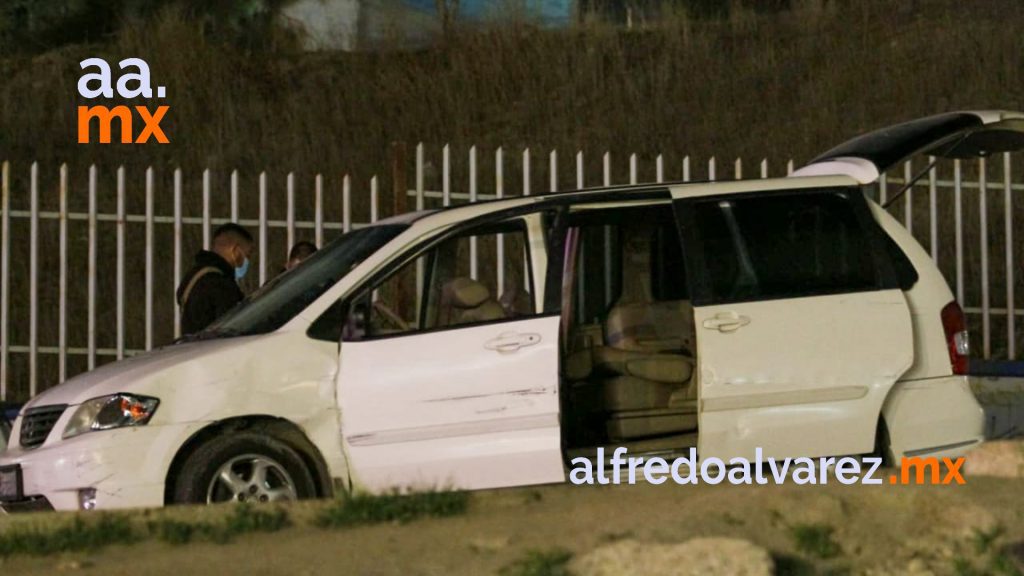 ACRIBILLAN A DOS Y LOS ABANDONAN EN AUTO
