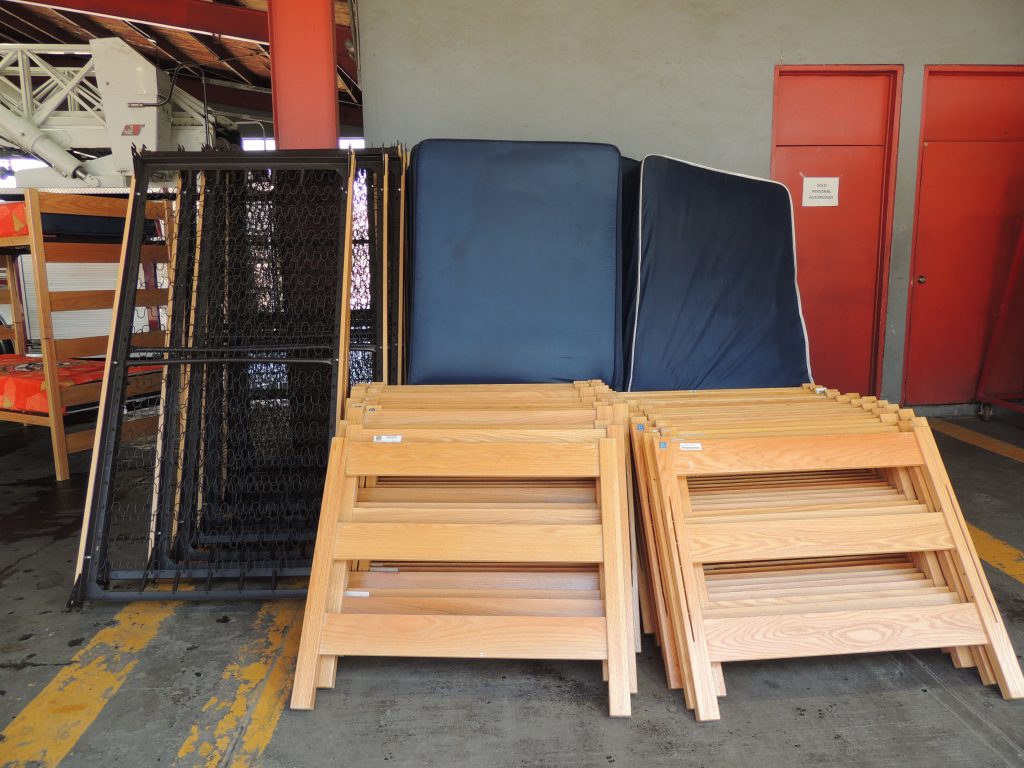 COMERCIANTES DONAN CAMAS NUEVAS A BOMBEROS DE TIJUANA