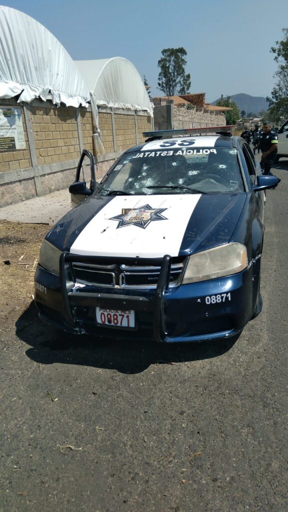 EMBOSCAN A POLICíAS; AL MENOS 13 MUERTOS