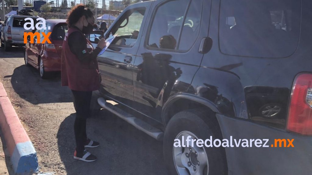 ADULTOS MAYORES MADRUGAN PARA RECIBIR SU VACUNA EN MEXICALI