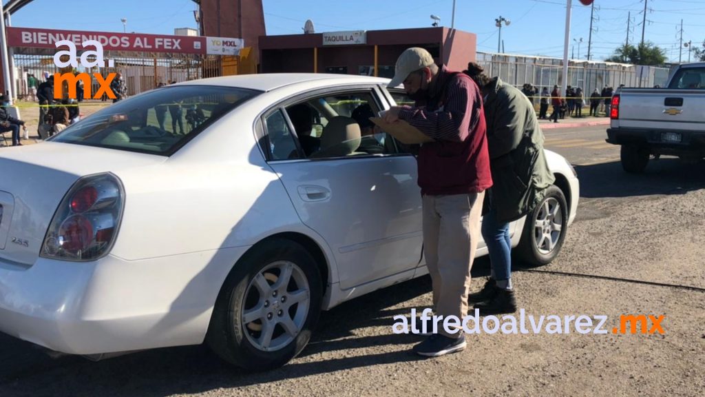 ADULTOS MAYORES MADRUGAN PARA RECIBIR SU VACUNA EN MEXICALI