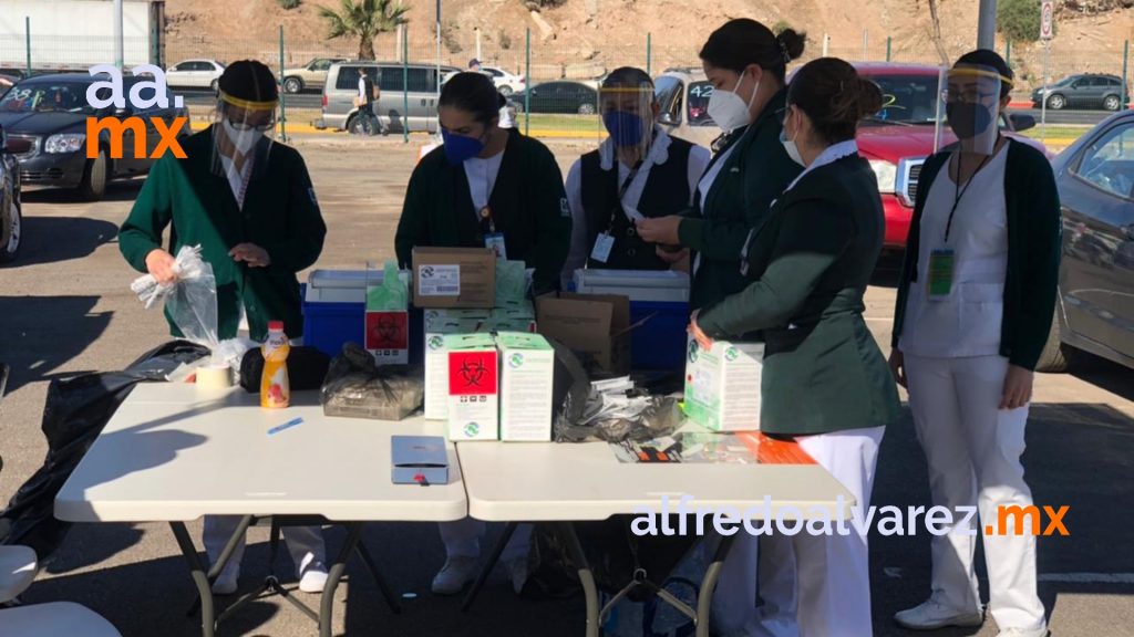 ADULTOS MAYORES MADRUGAN PARA RECIBIR SU VACUNA EN MEXICALI
