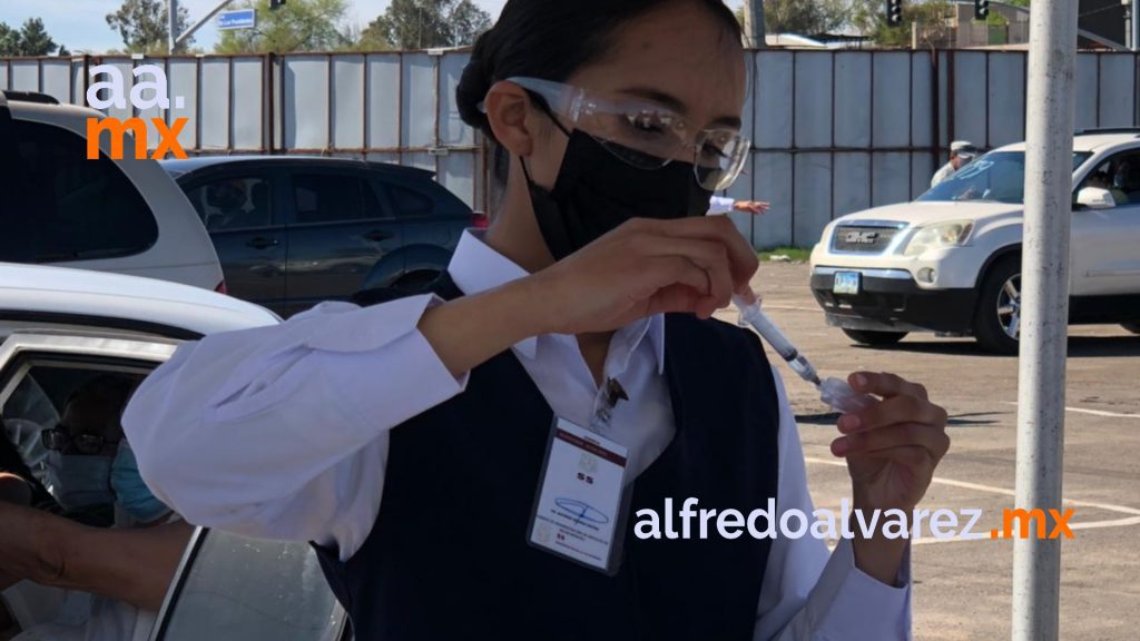 ADULTOS MAYORES MADRUGAN PARA RECIBIR SU VACUNA EN MEXICALI