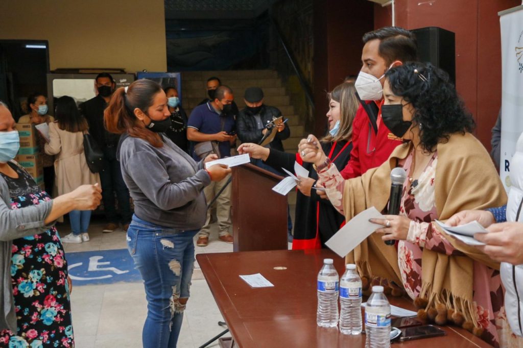 ARACELI BROWN ENTREGA APOYOS PARA PEQUEñOS EMPRENDEDORES
