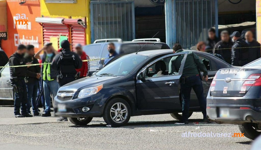 LO BALEAN A BORDO DE SU AUTO