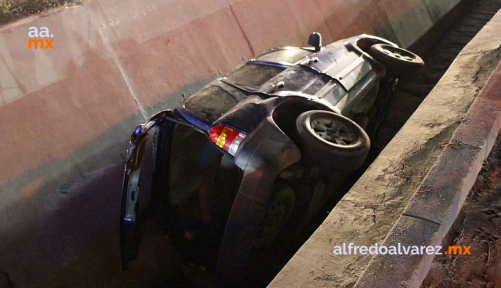 PIERDE EL CONTROL DE SU AUTO Y CAE A CANAL DE AGUAS NEGRAS