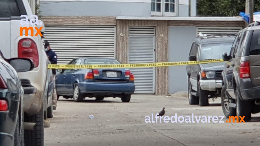 CERCENAN CABEZA A UNA MUJER Y LA DEJAN EN AUTO