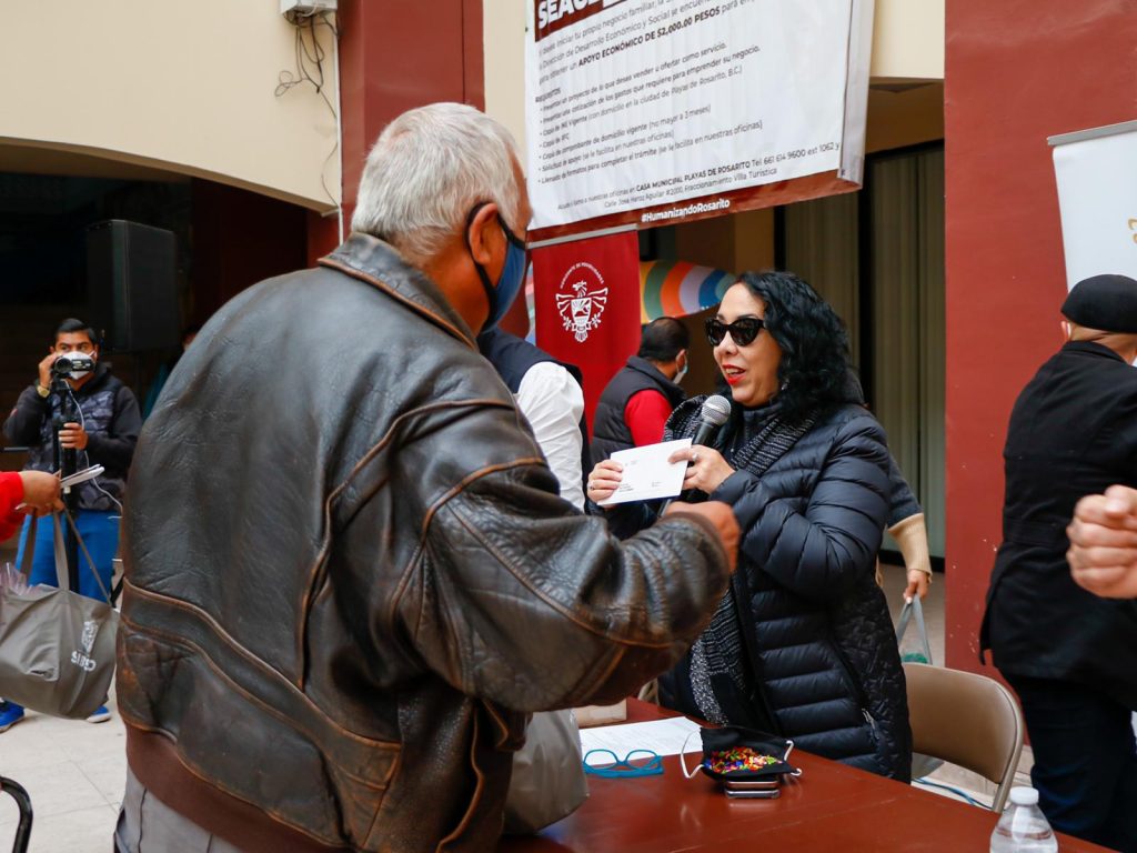 BROWN FIGUEREDO Y BIENESTAR ENTREGAN APOYOS A PERSONAS VULNERABLES