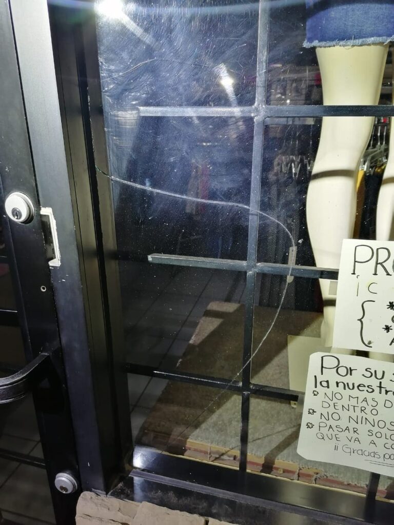 SUJETO DAñA INSTALACIONES DE TIENDA DE ROPA