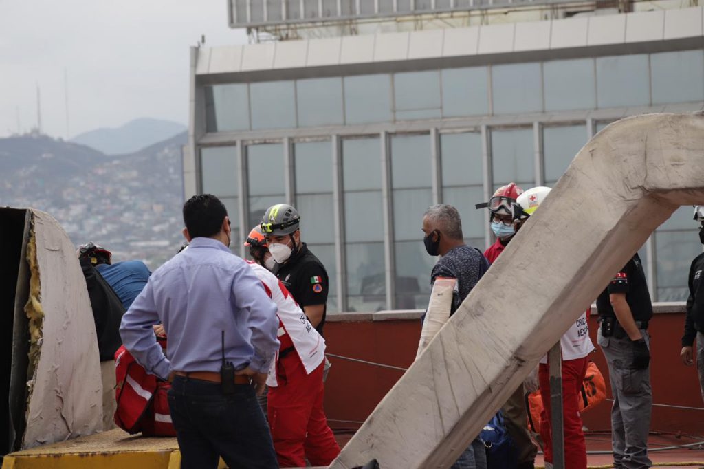 COLAPSA ANDAMIO Y TRABAJADOR QUEDA 'COLGADO' A 30 METROS
