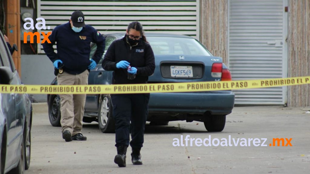 CERCENAN CABEZA A UNA MUJER Y LA DEJAN EN AUTO