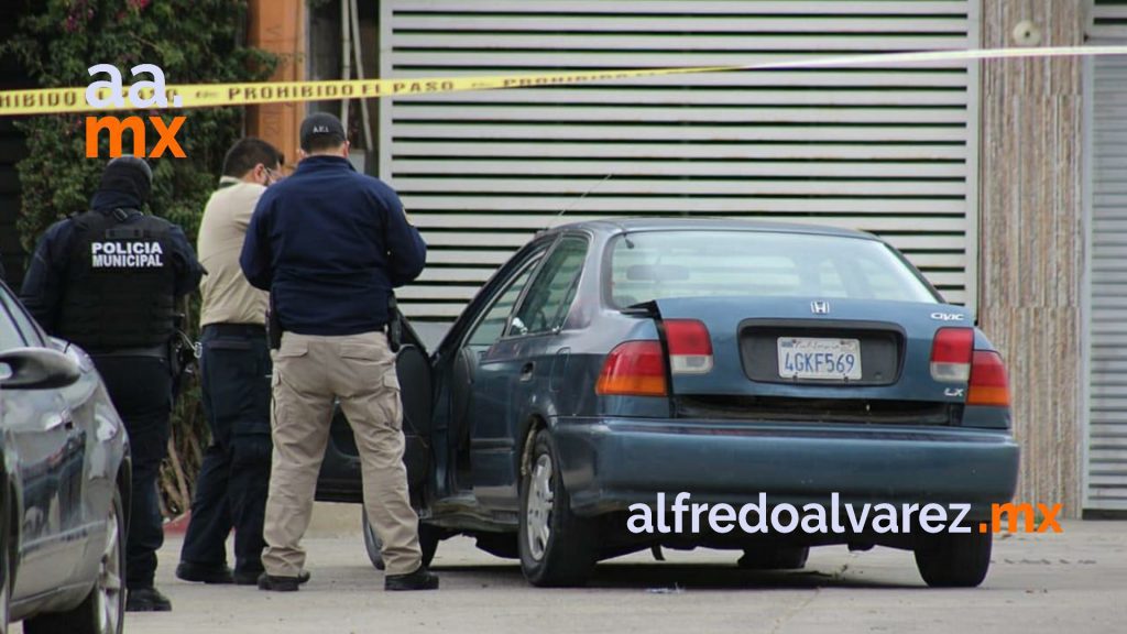 CERCENAN CABEZA A UNA MUJER Y LA DEJAN EN AUTO