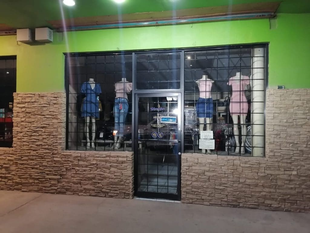 SUJETO DAñA INSTALACIONES DE TIENDA DE ROPA