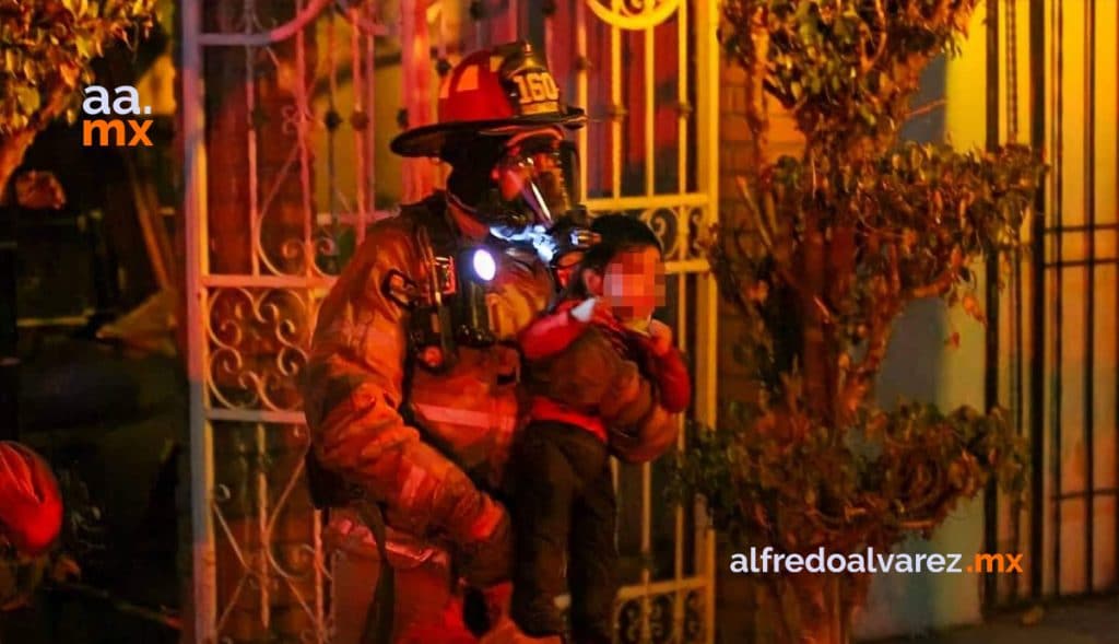 RESCATAN A ADULTOS Y DOS MENORES DE INCENDIO