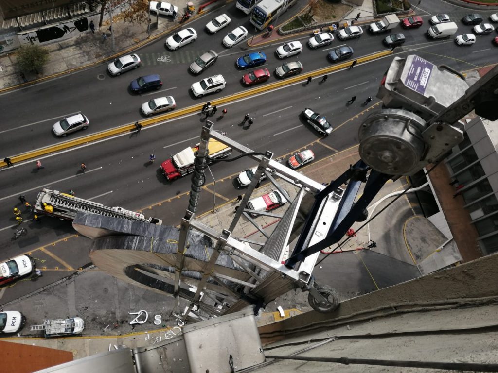 COLAPSA ANDAMIO Y TRABAJADOR QUEDA 'COLGADO' A 30 METROS