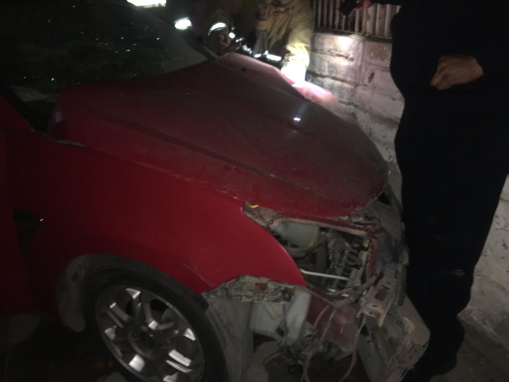JOVENCITO NO RESPETA ALTO Y CHOCA PATRULLA; HAY POLICíAS HERIDOS