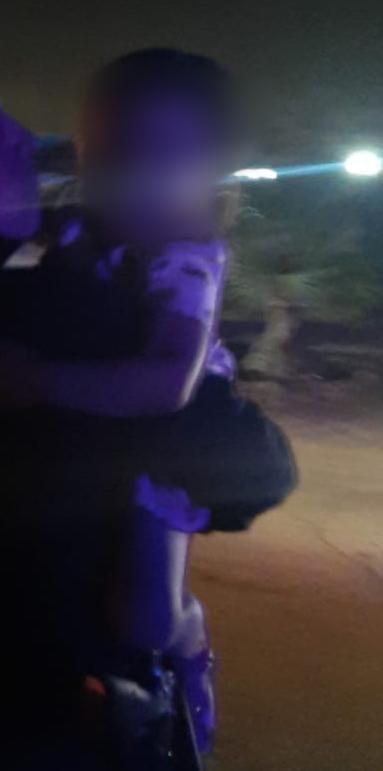LES ROBAN AUTO CON UNA NIñA AL INTERIOR