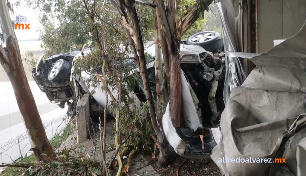 VUELCA TRáILER Y DOS AUTOS; NO HAY HERIDOS
