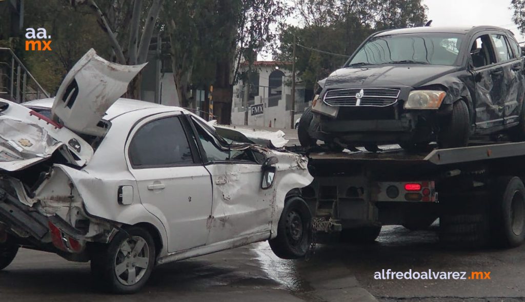 VUELCA TRáILER Y DOS AUTOS; NO HAY HERIDOS