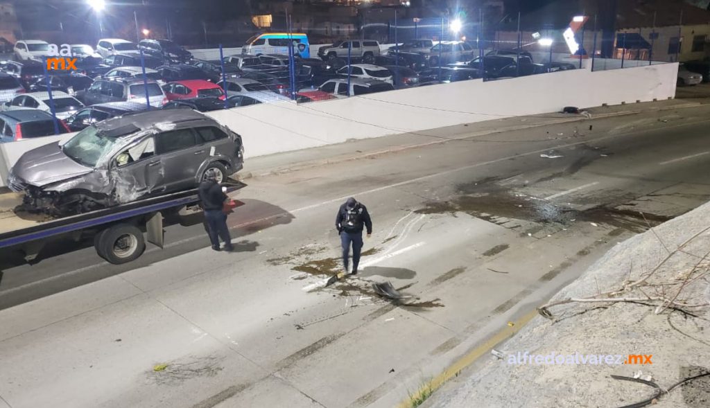 MANEJA A EXCESO DE VELOCIDAD Y CHOCA CONTRA MURO