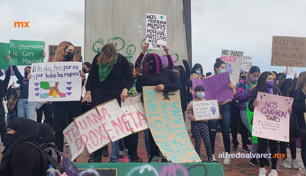 MUJERES SE MANIFIESTAN EN SU DíA; EXIGEN ALTO A FEMINICIDIOS Y JUSTICIA