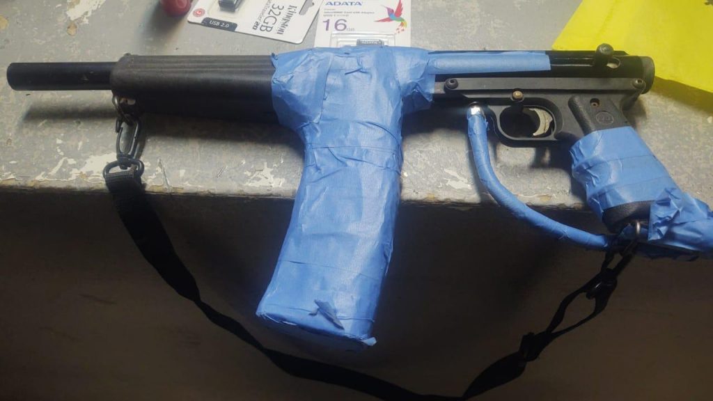 ROBA BEBIDAS, CIGARROS Y DINERO EN OXXO CON 'AK-47'