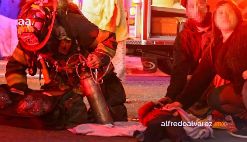 RESCATAN A ADULTOS Y DOS MENORES DE INCENDIO