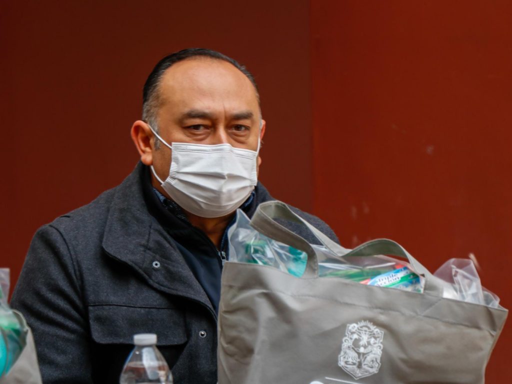 BROWN FIGUEREDO Y BIENESTAR ENTREGAN APOYOS A PERSONAS VULNERABLES
