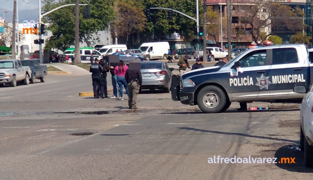 BALEAN A DOS A BORDO DE AUTO; UNO ES MENOR DE EDAD