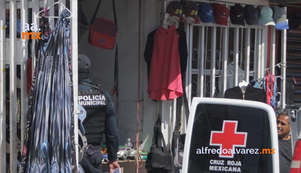 ADULTO MAYOR SE DESMAYA TRAS MINUTOS DE VACUNARSE CONTRA COVID-19