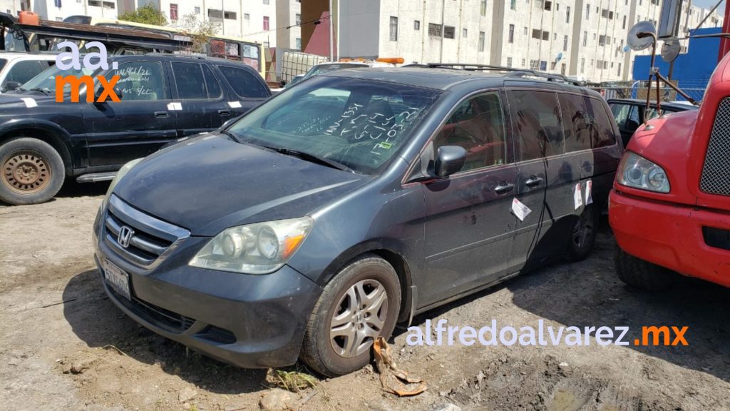 MENORES Y MUJER ABANDONADOS EN AUTO IBAN A ESTADOS UNIDOS